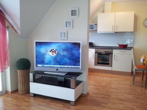 ein Wohnzimmer mit einem großen Flachbild-TV in der Unterkunft Meeresbrise Asternweg in Zinnowitz
