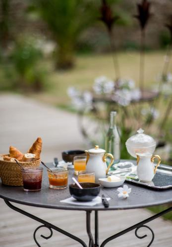 - une table avec un plateau de nourriture et de boissons dans l'établissement chambre d'hôte et gîte du jardin des corsaires, à Saint-Malo