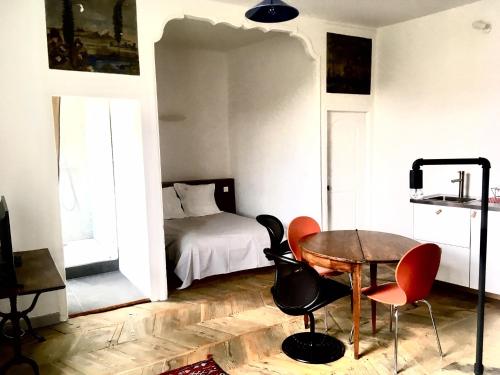 une pièce avec une table, des chaises et un lit dans l'établissement 