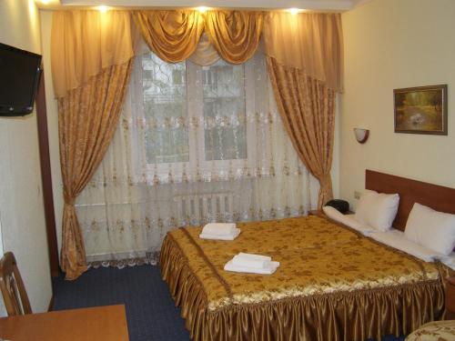 モスクワにあるHotel Brigantinaのベッドと窓が備わるホテルルーム
