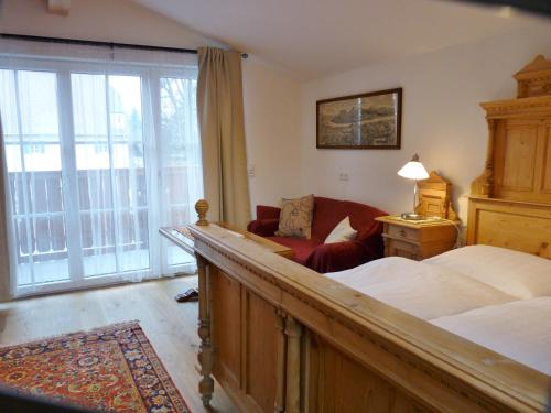 um quarto de hotel com uma cama e um sofá em Ferienwohnungen Doktorwirt em Salzburgo