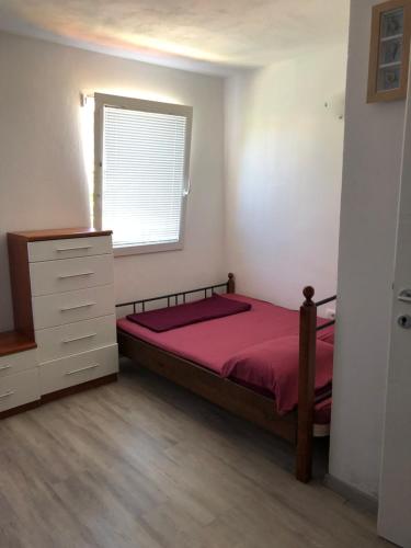- une chambre avec un lit, une commode et une fenêtre dans l'établissement Lily 7, à Koper