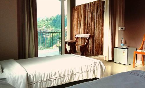 艾藻爾的住宿－Standard room，一间卧室设有一张床和一个大窗户