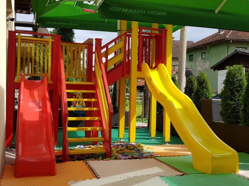 kolorowy plac zabaw ze zjeżdżalnią i zjeżdżalnią w obiekcie BOLERO w mieście Pale