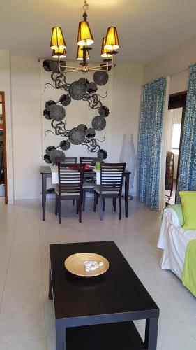 uma sala de estar com uma mesa e um sofá em Algarve/Sra da Rocha em Porches