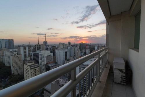 desde el balcón de una ciudad al atardecer en BHomy Paulista Próximo à Av Paulista LS2504, en São Paulo