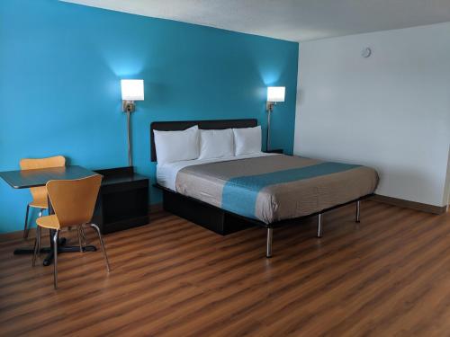 A bed or beds in a room at Motel 6 Chattanooga - Airport