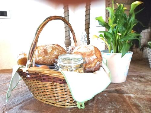 un cesto con uova e un barattolo su un tavolo di Villa Lavanda a San Venanzo