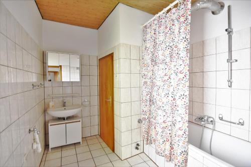 A bathroom at Central Apartment Bergisch Gladbach