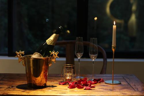 una mesa con dos botellas de champán y dos copas de vino en Moonlight Hotel, en Chengdú