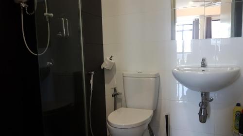 La salle de bains est pourvue de toilettes et d'un lavabo. dans l'établissement D'Kroll Utropolis Glenmarie Studio Suite, à Shah Alam