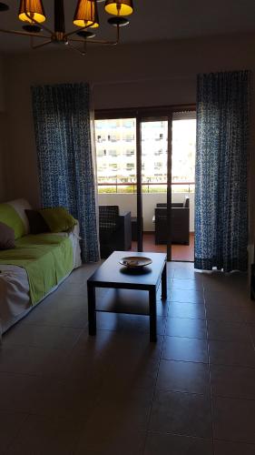 ein Wohnzimmer mit einem Sofa und einem Couchtisch in der Unterkunft Algarve/Sra da Rocha in Porches