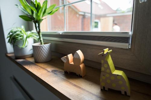 a wooden toy animals sitting on a window sill at Lytte Hytte - Ferienhaus Wingst in Wingst