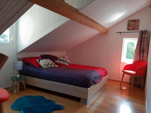 une chambre avec un lit dans un grenier dans l'établissement Le verger d'Honfleur, à Honfleur