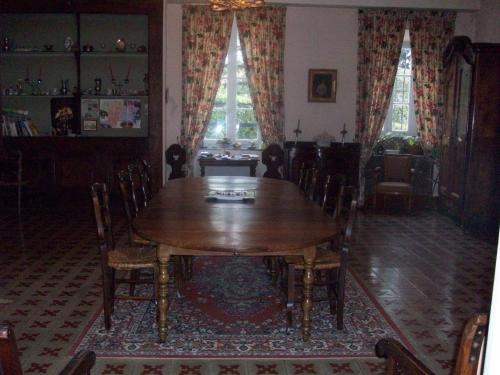 une salle à manger avec une table et des chaises en bois dans l'établissement Le Domaine Du Chapitre, à Carcassonne