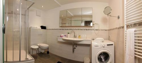 La salle de bains est pourvue d'un lavabo et d'un lave-linge. dans l'établissement Appartement Vorstadtstub'n, à Schladming