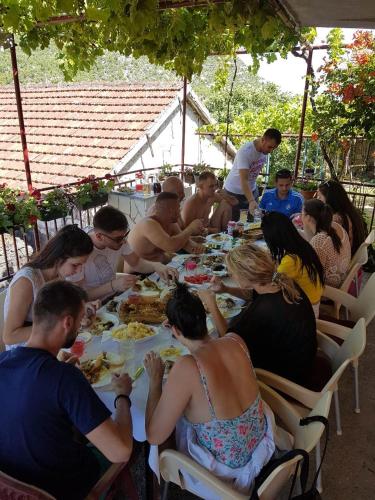 Επισκέπτες που μένουν στο Lotus House Dodoši