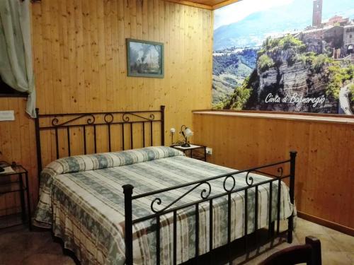 Dormitorio con cama con dosel en la pared en B&B La Quercia, en Orte