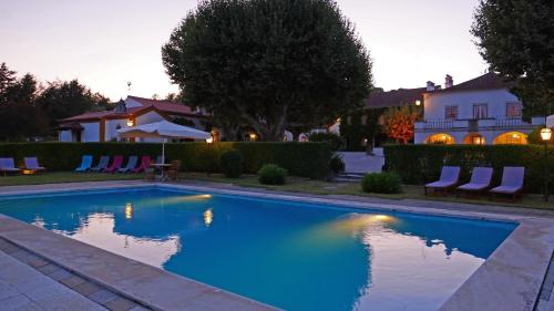 Bazén v ubytování Quinta da Alcaidaria Mor nebo v jeho okolí