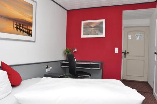 Una cama o camas en una habitación de Hotel Garni Forellenfischer
