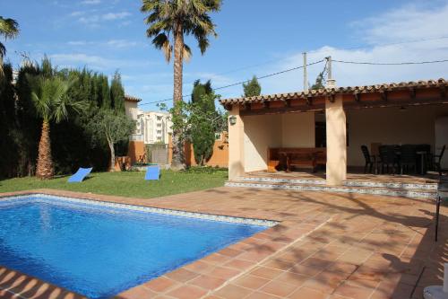 Villa con piscina y casa en Villa Almendros - Deniasol, en Denia