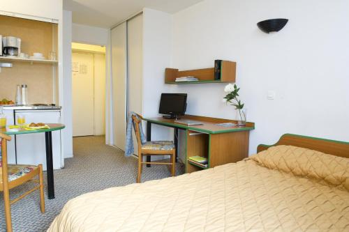 Katil atau katil-katil dalam bilik di Aparthotel Adagio Access Paris Maisons-Alfort