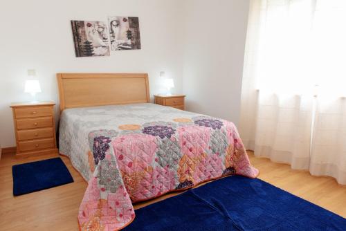 1 dormitorio con cama y alfombra azul en Casa de Vale, en Barroselas