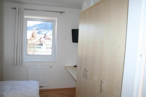 1 dormitorio con cama y ventana en Appartement Enns by Schladmingurlaub, en Schladming