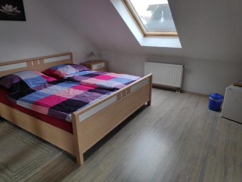 ein Schlafzimmer mit einem Bett in einem Zimmer mit einem Fenster in der Unterkunft Inseldorf Wardt in Xanten