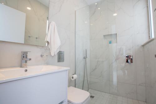 une salle de bain avec une douche, des toilettes et un lavabo dans l'établissement Villa Alana, à Protaras