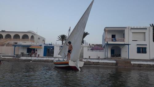 Pieds Dans L’eau a Kerkennah