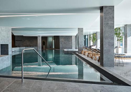 a large swimming pool in a large room at Steigenberger Alsik – Hotel & Spa in Sønderborg