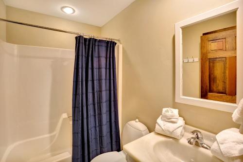 Kúpeľňa v ubytovaní Ski on ski off right from your door nicely decorated 2 bedroom, Sunrise L3