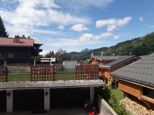 - une vue sur une maison avec un portail et des bâtiments dans l'établissement les rosiers n°2, aux Gets