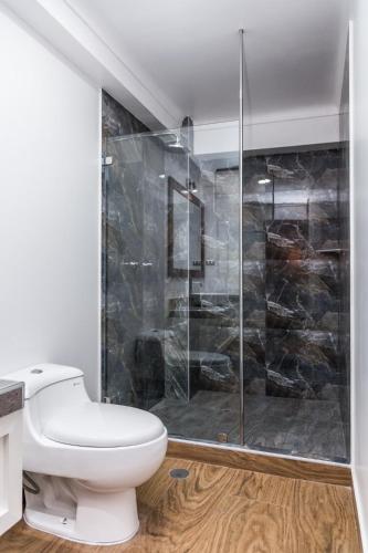 a bathroom with a toilet and a shower at Hotel Andes de Urubamba in Urubamba