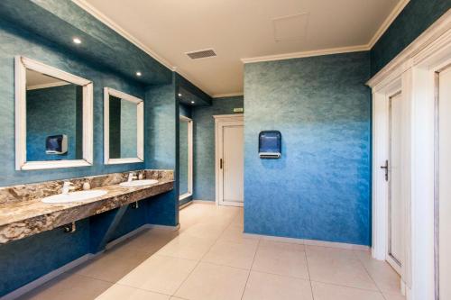 Ванна кімната в Camelot Resort
