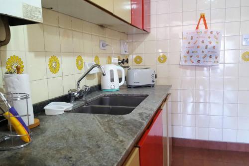 a kitchen with a sink and a counter top at Alegre, luminoso y tranquilo en la mejor ubicación in Córdoba