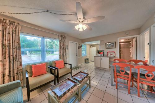 A seating area at BeachTrail Lodging