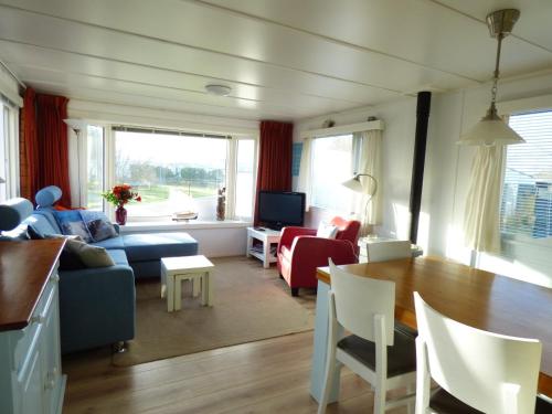 比倫的住宿－Chalet Seazon O1，客厅配有蓝色的沙发和桌子