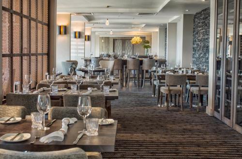 Um restaurante ou outro lugar para comer em Boulevard Hotel