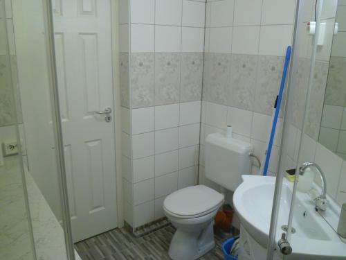 Bilik mandi di START Apartmanok