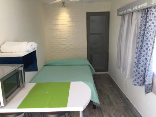 a small room with a bed and a table at Mi Depa Gardenia en pleno Centro de la Ciudad in Ciudad Valles