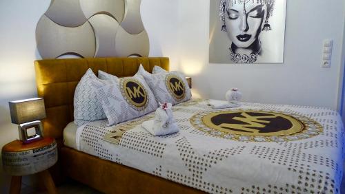 uma cama com um edredão branco e almofadas em EMERALD APARTMENT em Seefeld in Tirol