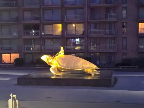 a statue of a turtle in front of a building at Studio Havenzicht in Nieuwpoort