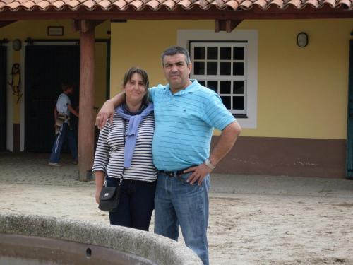 a man and a woman standing in front of a fountain at Casa Rural Amelia in Cepeda