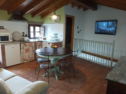 a kitchen and dining room with a table and chairs at Las Casucas de Gema in Isla