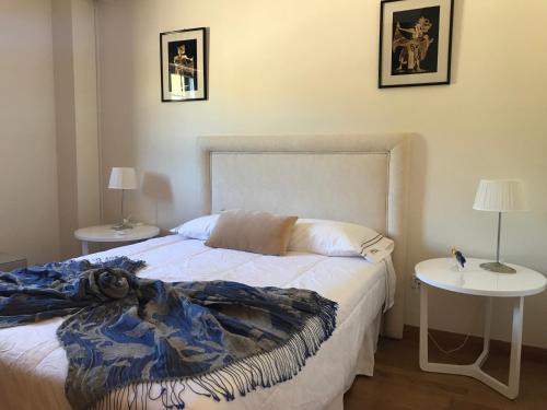a bedroom with a bed with two tables and two lamps at Quinta da Chapeleira em Azeitão in Azeitao