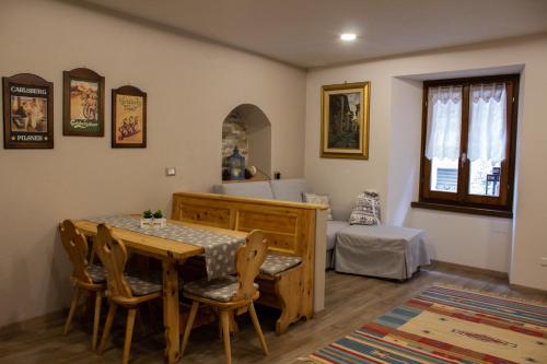 ボルミオにあるCasa Caterのリビングルーム(テーブル、ベッド付)