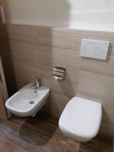 CrevoladossolaにあるOssola dal Monte - Affittacamereの白いトイレと洗面台のあるバスルーム