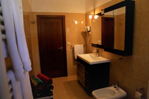 y baño con lavabo, aseo y espejo. en 600 Local Accommodation, en Amorosa